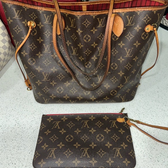 LV Neverfull MM Bag - Picture 3 of 16